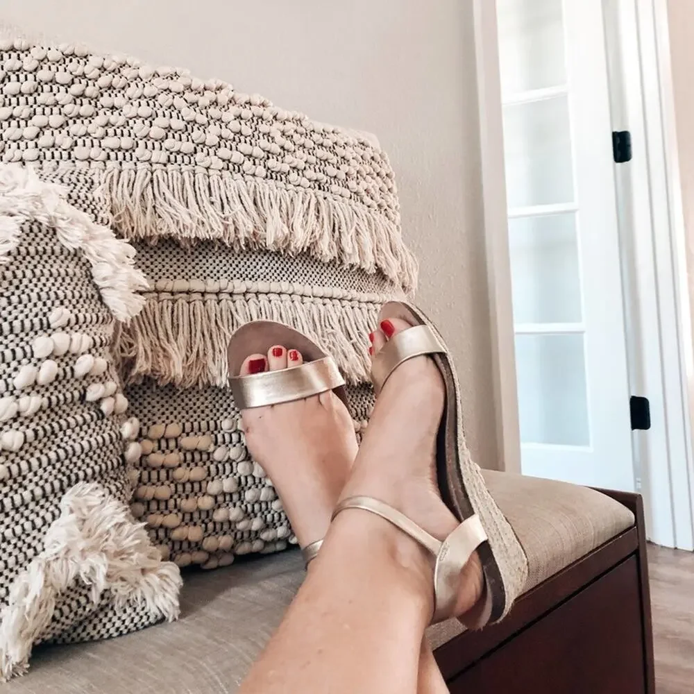 New boutique Francesca’s minimalist gold strap espadrille slide sandals 8.5